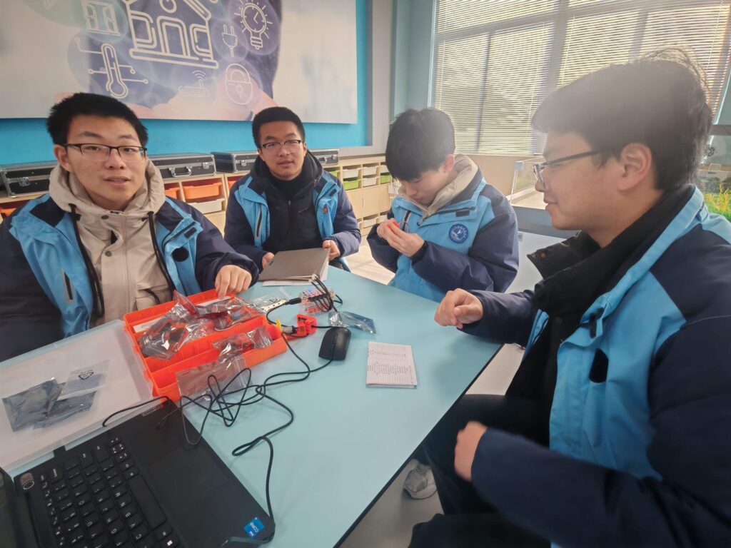 กลุ่มเด็กเรียนรู้ Coding จับกลุ่มเรียนประกอบหุ่นยนต์ Weeemake
