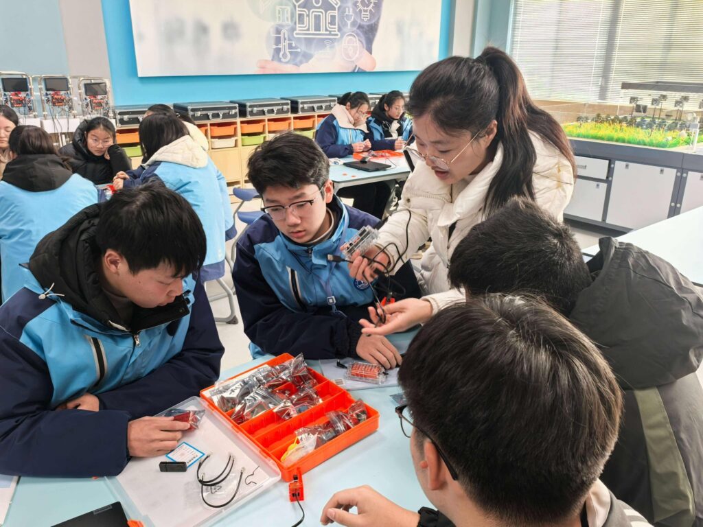 ครูสอนเด็ก ประกอบหุ่นยนต์ Coding
